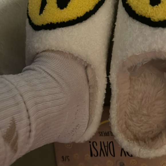 Smiley Face Slippers Unisex NEW Happy days size 5/6 white with yellow face - Picture 5 of 7